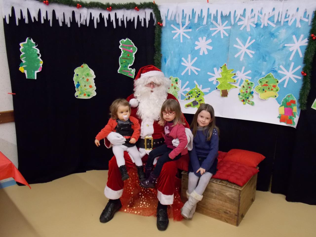 une photo avec  Papa Noël