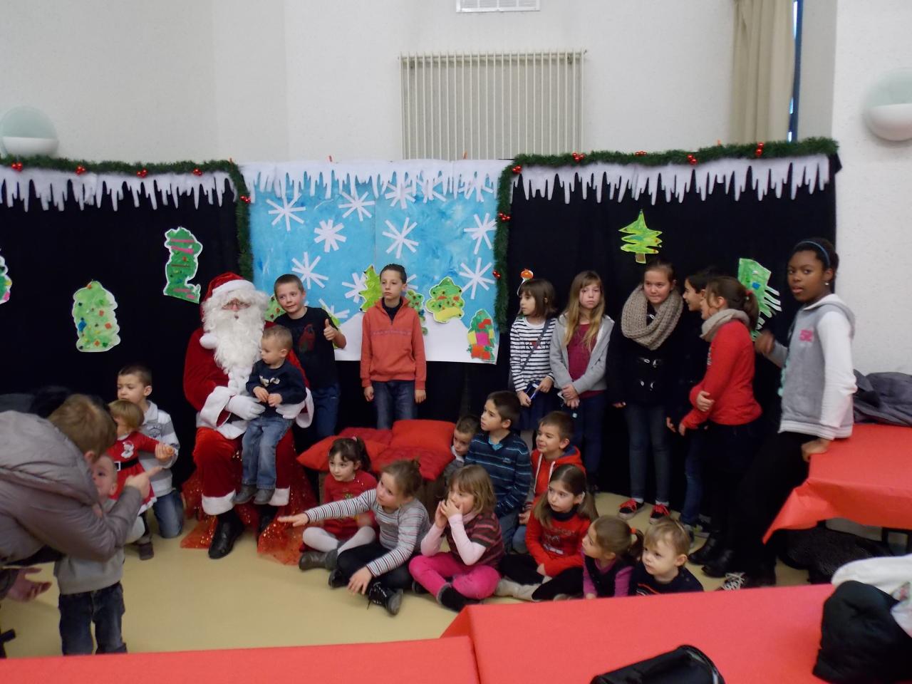 tous les enfants avec le Père Noël !!!!