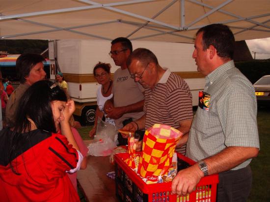 distribution de tickets de manège aux enfants