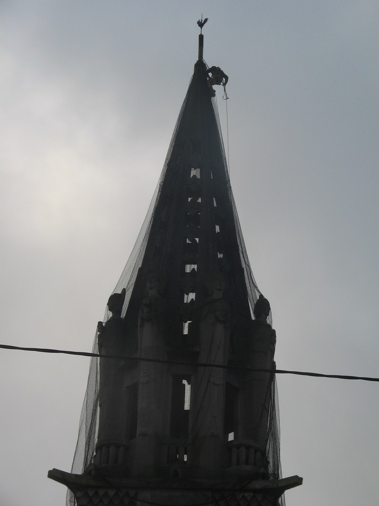 pose du filet- mise en sécurité du clocher de l'église