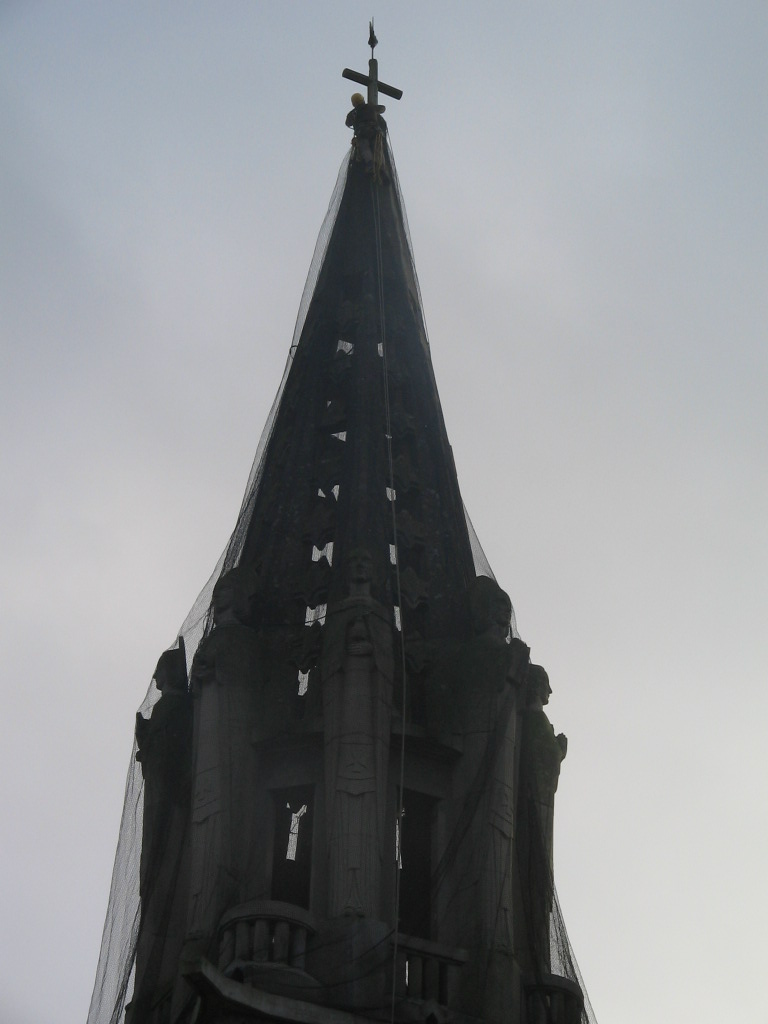 pose du filet- mise en sécurité du clocher de l'église