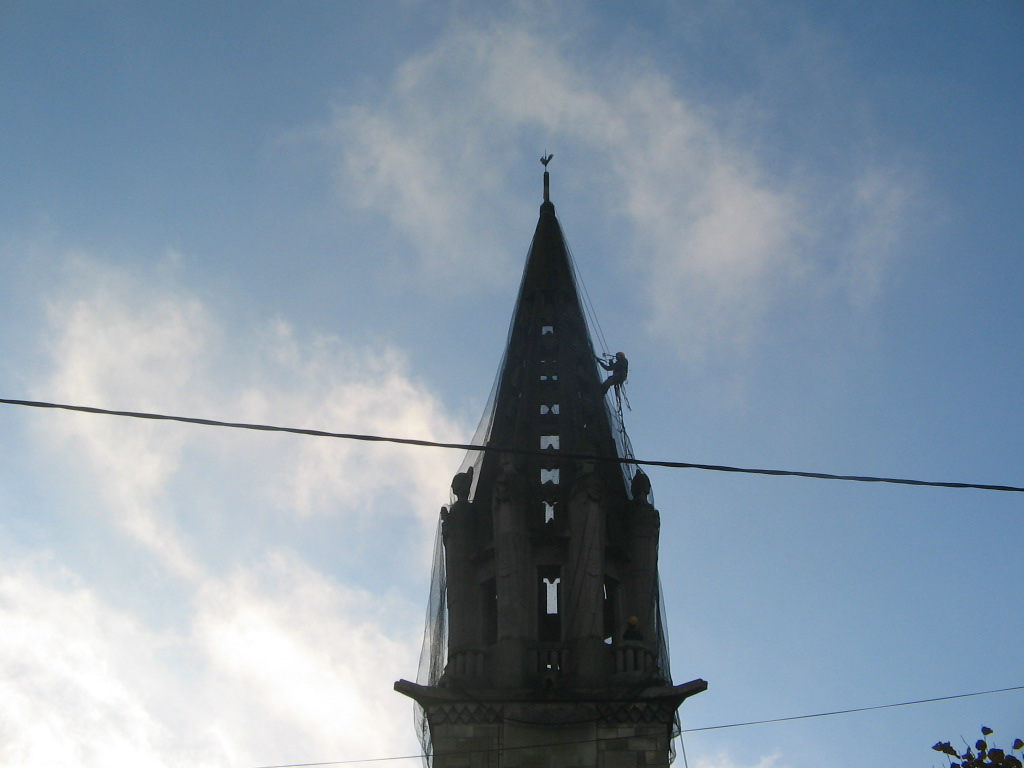 pose du filet- mise en sécurité du clocher de l'église