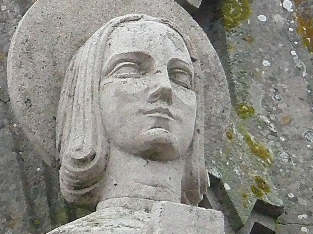 détail d'un des saints qui ornent le clocher