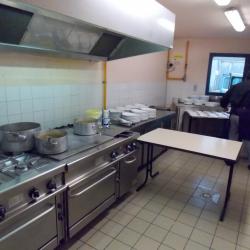 Cuisine professionnelle avec gaz, fours, friteuse, étuves, lave vaisselle...