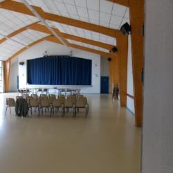 Salle d'une capacité de 200 places, tables et chaises à disposition